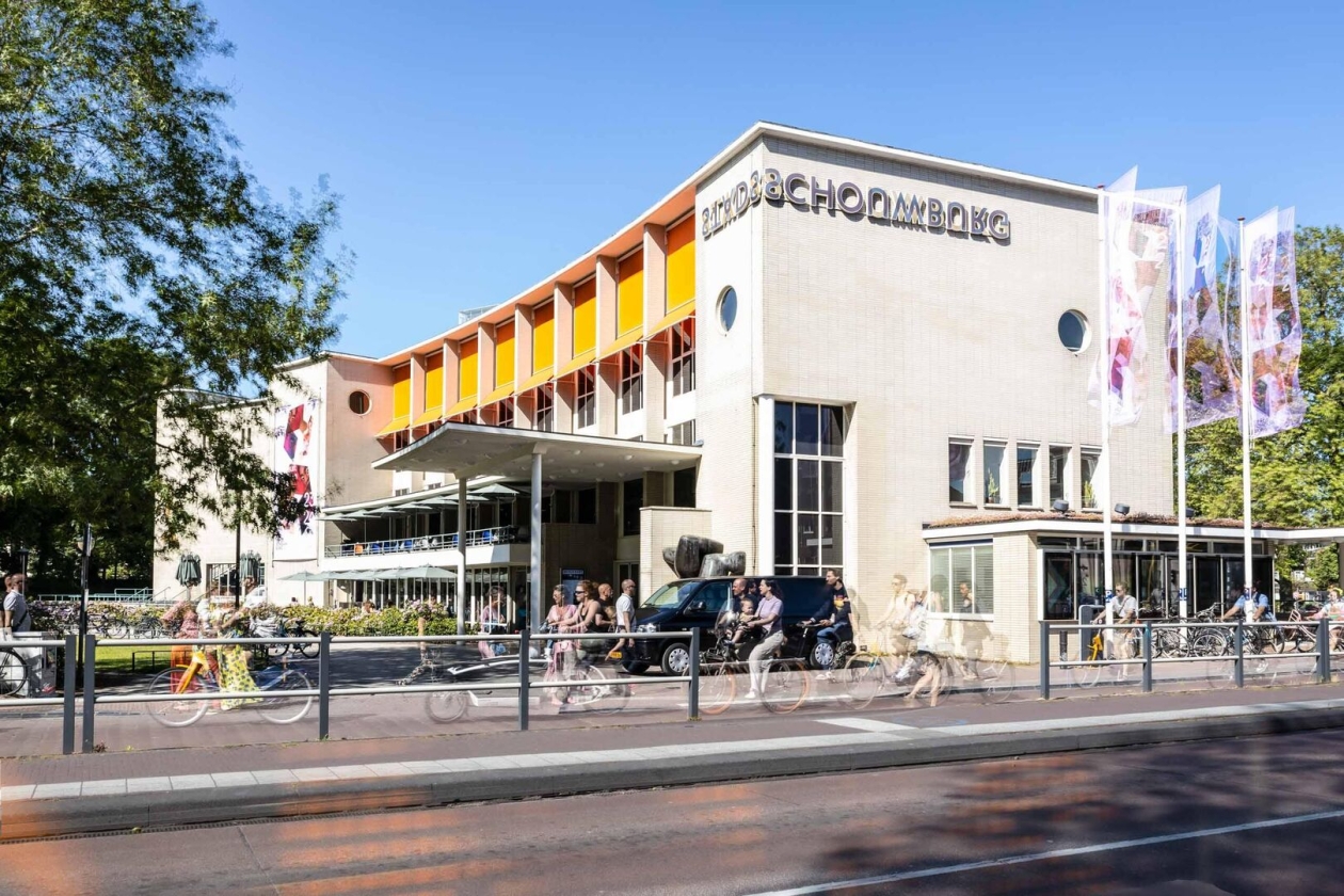 Foto van het gebouw van de Stadsschouwburg Utrecht in het voorjaar/zomer