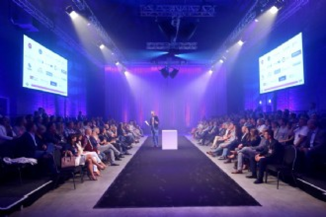 bd66520d7f0d3c2721f8c87abd9848f843dda69f1aa24915cc09f40f7f5c4c00-330x220.jpg Zelf organiseren of een evenementenbureau?