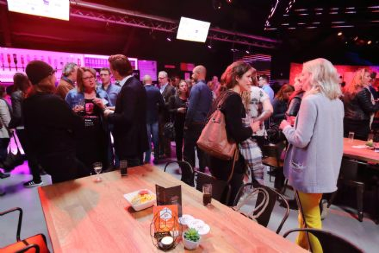 brancheborrel_holland_evenementen_groep.jpg " src=