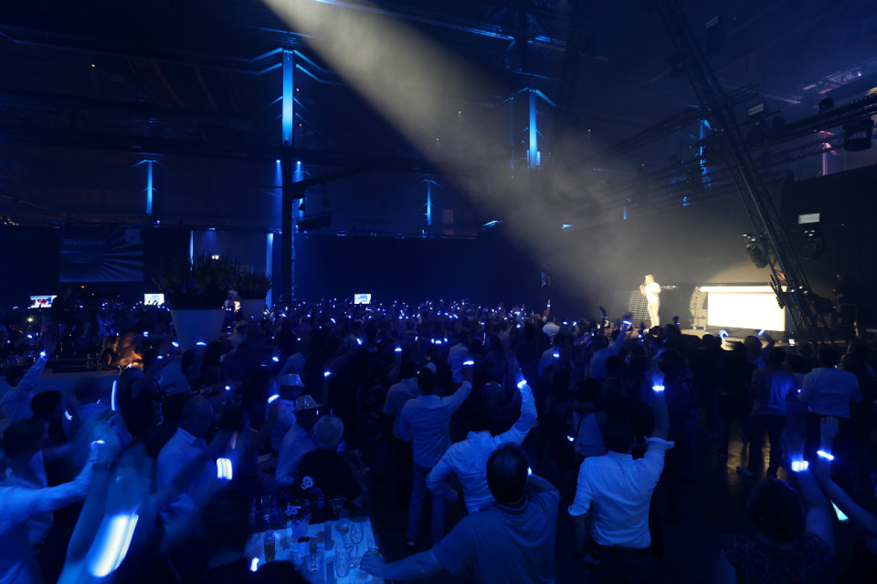 crowdled_athlon.jpg " src=