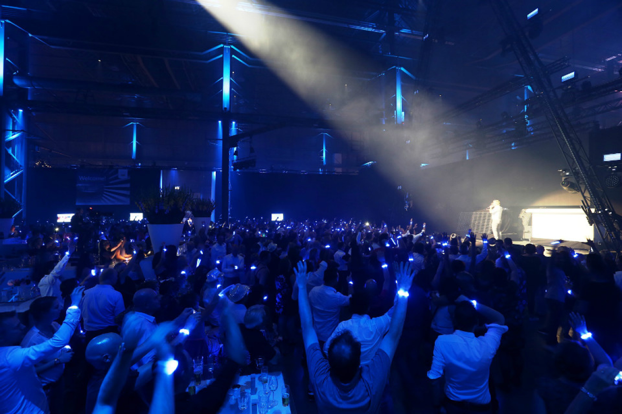crowdled_athlon2.jpg " src=