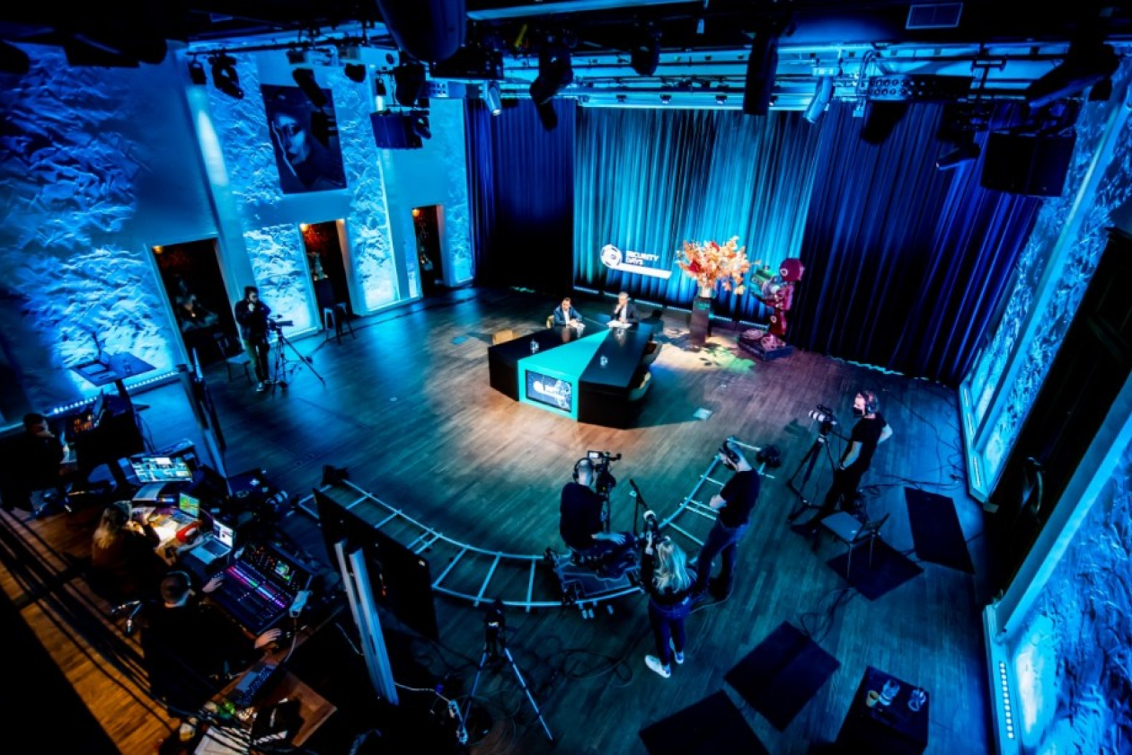 foto_livestream_tobacco_theater_foto_3.jpg " src=