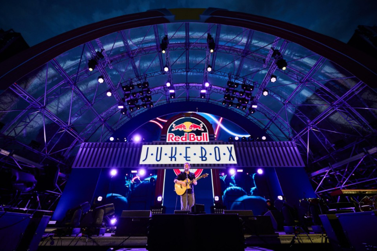 red_bull_jukebox_optreden.jpg " src=