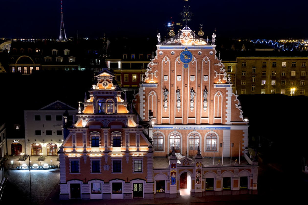 riga_black_heads_house.png " src=