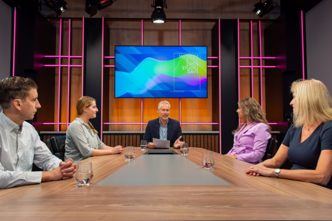 talkshow_studio_a2_studio_avex_studios_tafel_met_gasten_2.jpg " src=