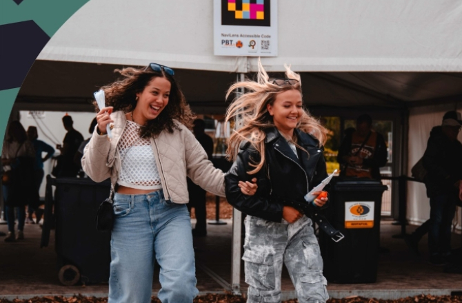 meiden die blij lopen 