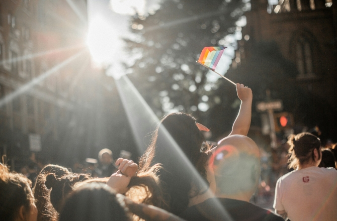 Feestende mensen met pride vlaggetje