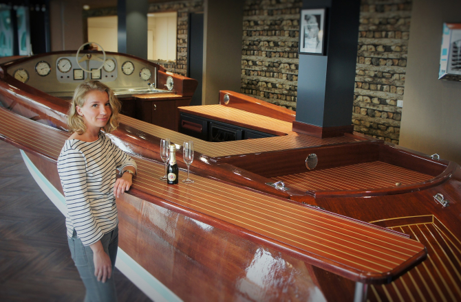 aquarama_beachclub_manager_laura_scholten_aan_de_boat-bar.jpg