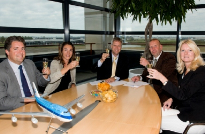atp_event_experts_en_klm_ondertekenen_os_contract.jpg