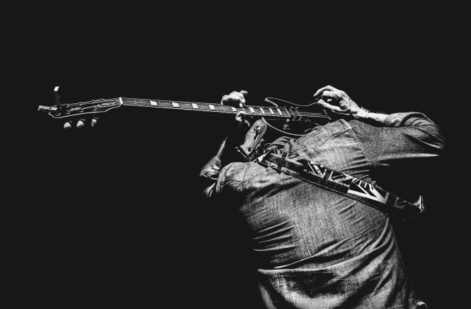 black-and-white-2564630_1920.jpg