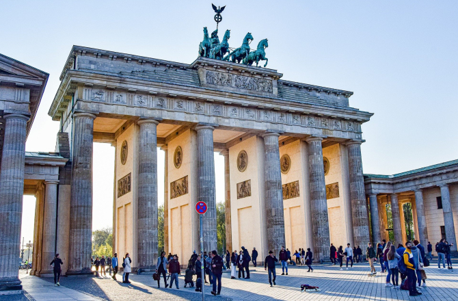 brand-front-of-the-brandenburg-gate-gad5768603_1920.jpg