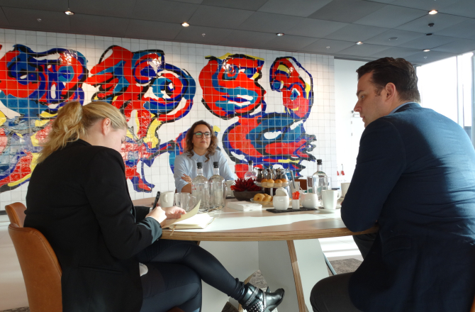 debby_van_der_voort_van_shell_luistert_aandacht_naar_rik_de_kroon_van_promeon.jpg