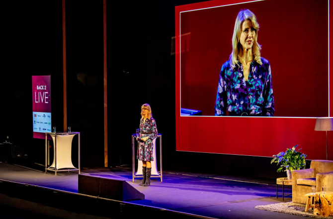 mona_keyzer_podium.jpg