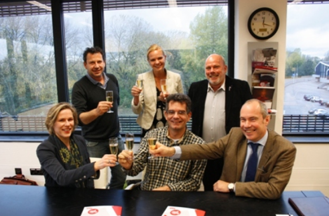 ondertekening_contract_cue.jpg