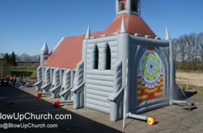 opblaasbare_kerk.jpg