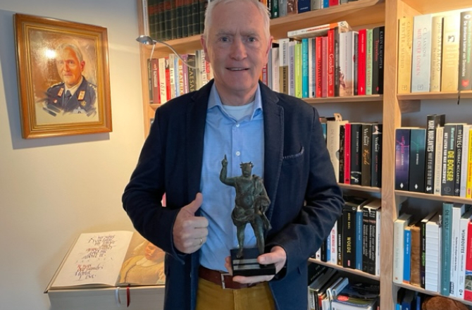 peter_van_uhm_met_spreker_van_het_jaar_award_20-01-2025.jpg