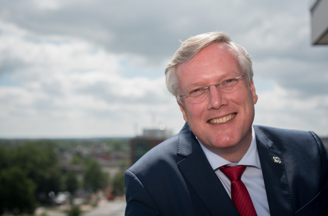portretfoto_andries_heidema_liggend.jpg