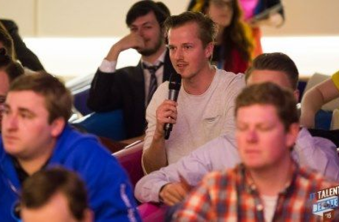 student_in_debat.jpg