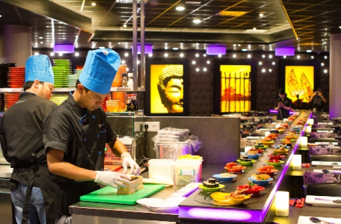 sushi_conveyor_belt_view_amsterdam.jpg