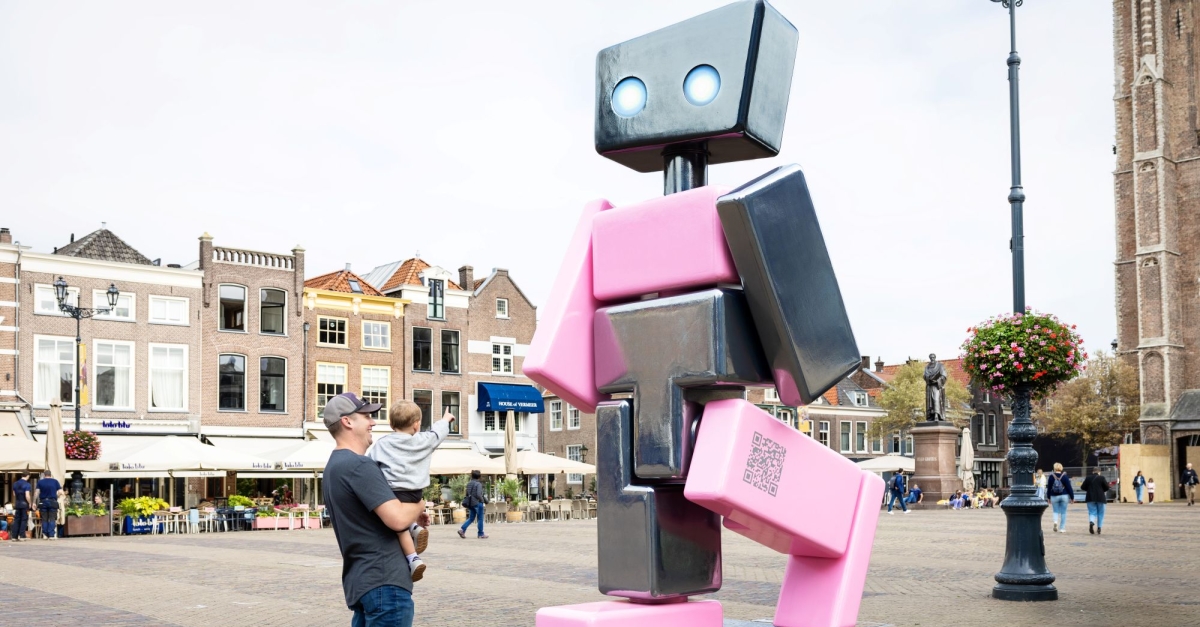 Reusachtige Playbot-robot landt op de Markt in Delft