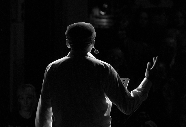 spreker in de schaduw